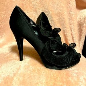 Black pumps